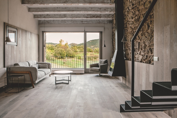 Interiér - Dřevo, kámen a krásná příroda v perfektní kombinaci