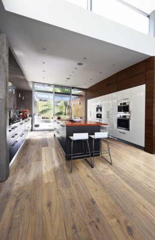 Kuchně s dřevěnou podlahou