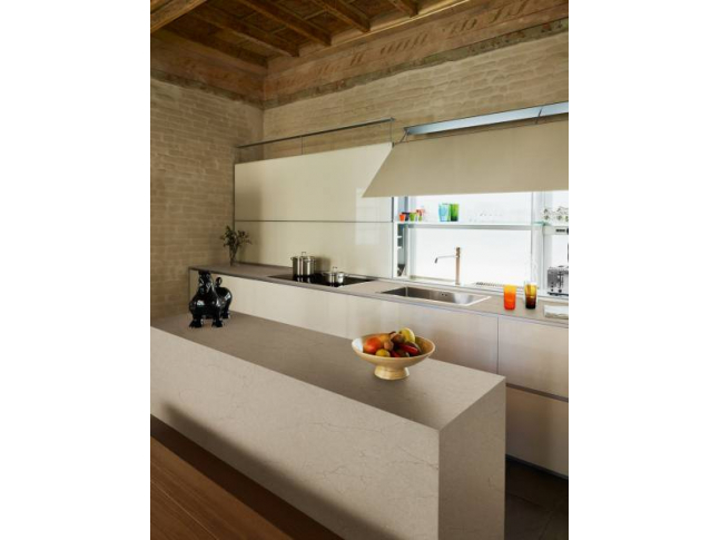Prostorná a minimalistická kuchyň
